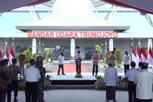 Presiden Jokowi saat meresmikan Bandara Trunojoyo, di Sumenep, Madura, Rabu (20/4).