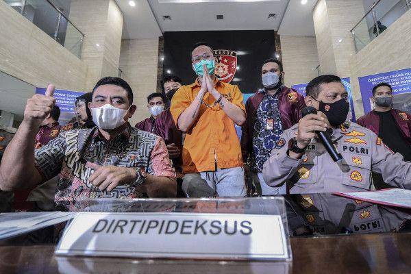 Gelar barang bukti kasus afiliator Binomo dengan Tersangka Indra Kesuma atau Indra Kenz (tengah) di Bareskrim, Mabes Polri, Jakarta, Jumat (25/3).