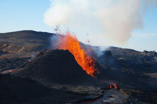 Ilustrasi ledakan vulkanik gunung berapi.