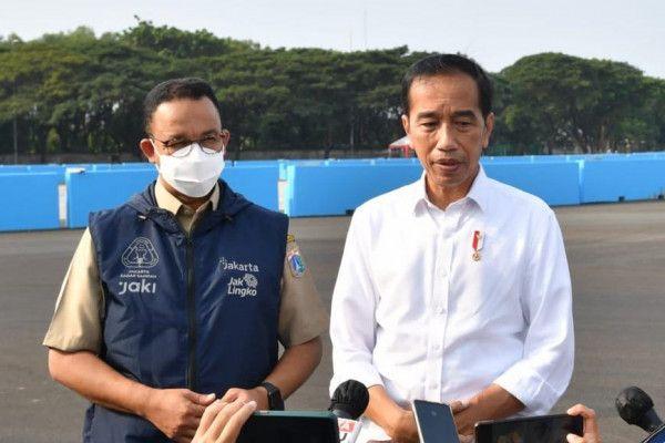 Presiden Jokowi didampingi Gubernur DKI Jakarta Anies Baswedan saat meninjau Sirkuit Formula E, Senin (25/4), di Ancol.
