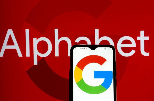 Logo Alphabet Inc. dan Google terlihat terpampang di smartphone. Shutterstock/IgorGolovniov