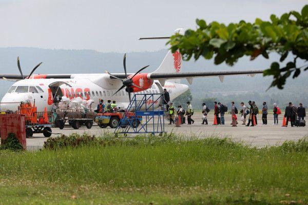 Calon penumpang angkutan udara yang didominasi para pemudik antre menaiki pesawat di Bandara Internasional Sultan Iskandar Muda (SIM), Aceh Besar, Aceh, Jumat (29/4).