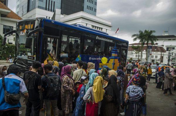 Sejumlah pengunjung mengantre untuk menaiki bus Trans Metro Pasundan di kawasan Alun-alun Bandung, Jawa Barat, Minggu (8/5).