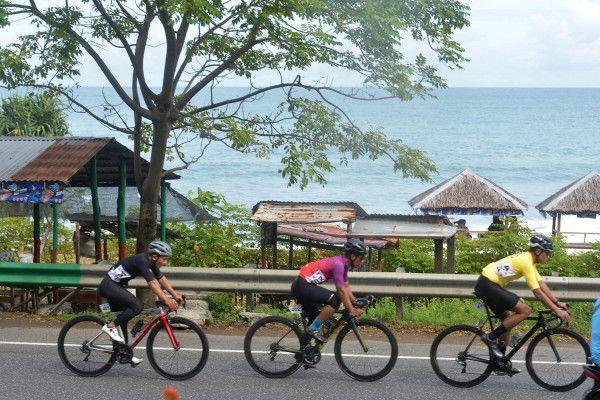 Pembalap memacu kecepatan saat mengikuti Tour De Aceh Etape II di lintas jalan nasional Pantai Lhoknga, Kabupaten Aceh Besar, Aceh, Senin (16/5).