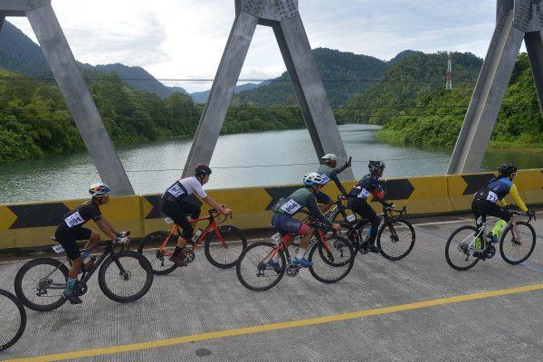 Pembalap memacu kecepatan saat mengikuti Tour De Aceh Etape II di lintas jalan nasional Desa Leupung, Kabupaten Aceh Besar, Aceh, Senin (16/5).