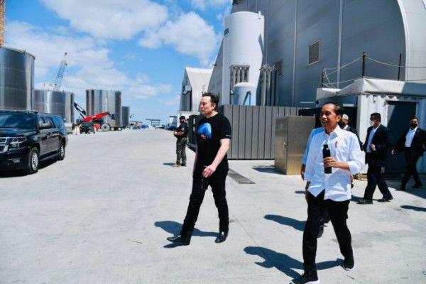 Presiden Jokowi berkeliling fasilitas produksi Space X bersama Elon Musk (14/5).