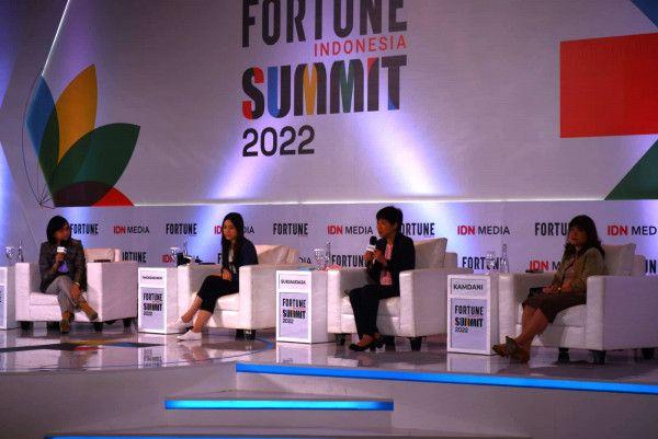 Shinta Kamdani dan narasumber lain dalam talkshow bertajuk Women in The Workplace dalam hari kedua Fortune Indonesia Summit 2022, Kamis (19/5).