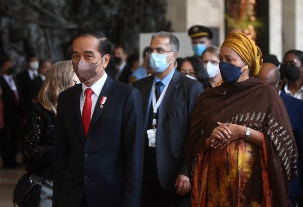 Presiden Joko Widodo (kiri) berjalan dengan UN Deputy Secretary-General Amina Mohammed (kanan) sebelum upacara pembukaan Global Platform for Disaster Risk Reduction (GPDRR) 2022 di Nusa Dua, Bali, Rabu (25/5).