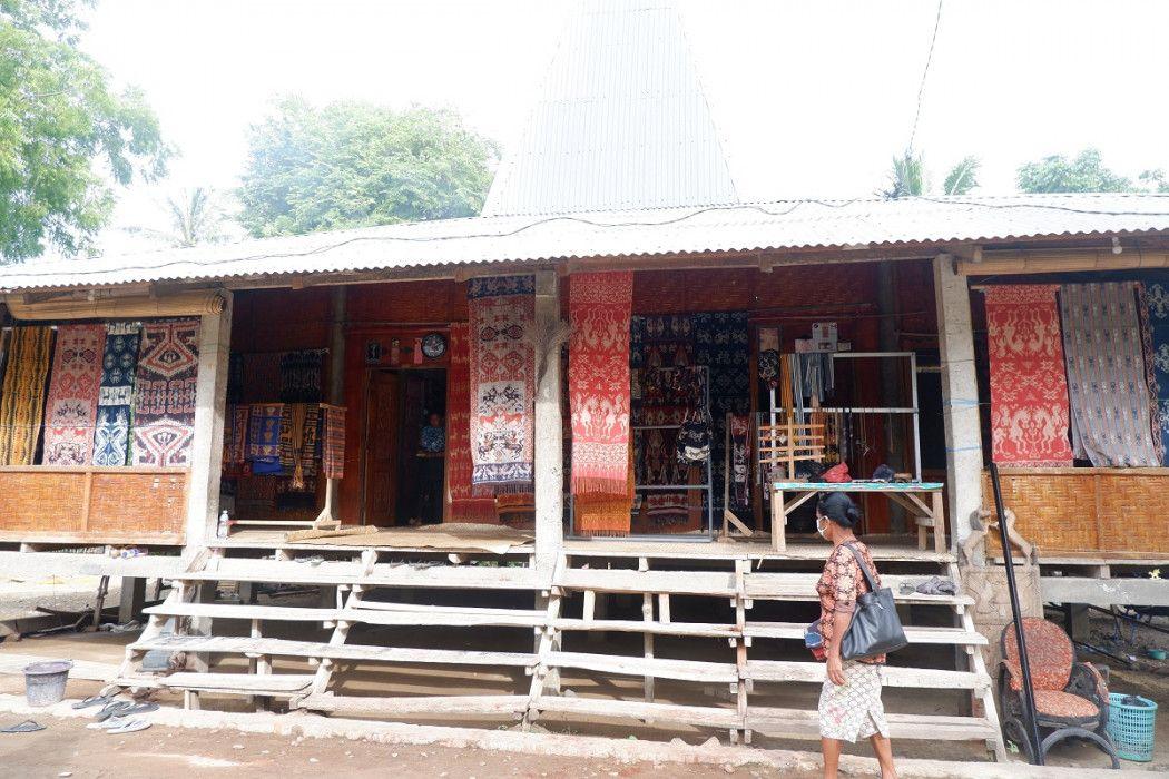Tiang-tiang Tradisi dan Atap Kehidupan di Kampung Raja Prailiu
