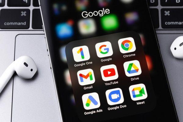 Layanan Google (Google One, Gmail, Chrome, Duo, Meet, Duo, Ads) ikon aplikasi di layar smartphone iPhone. Google adalah mesin pencari internet terbesar di dunia. Shutterstock/Primakov