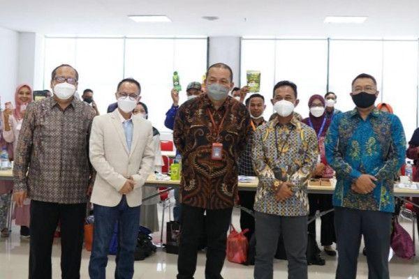 Deputi Bidang Industri dan Investasi Kemenparekraf/Barekraf, Henky Manurung, bersama para pihak yang mendukung upskilling UMKM di Danau Toba.
