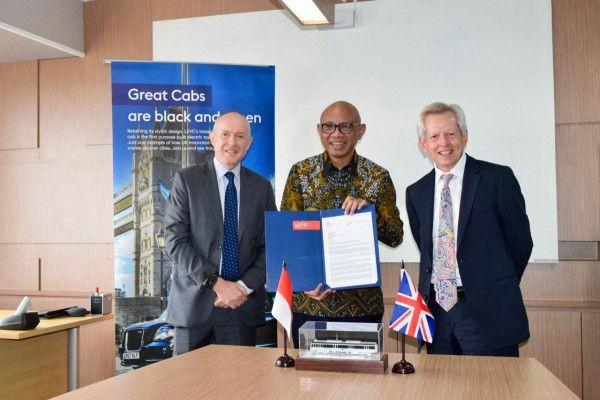 Country Head--Indonesia UKEF, Richard Michael; Direktur Utama MRT Jakarta, William Sabandar; dan UK Prime Minister\'s Trade Envoy, Richard Graham.