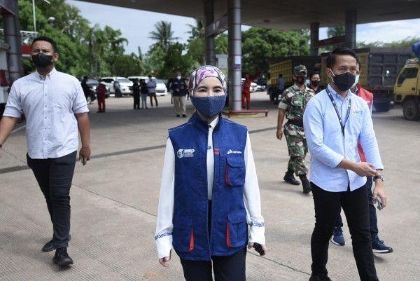 Dirut Pertamina, Nicke Widyawati, melakukan pengawasan penyaluran BBM ke SPBU di masa Ramadhan 2022.
