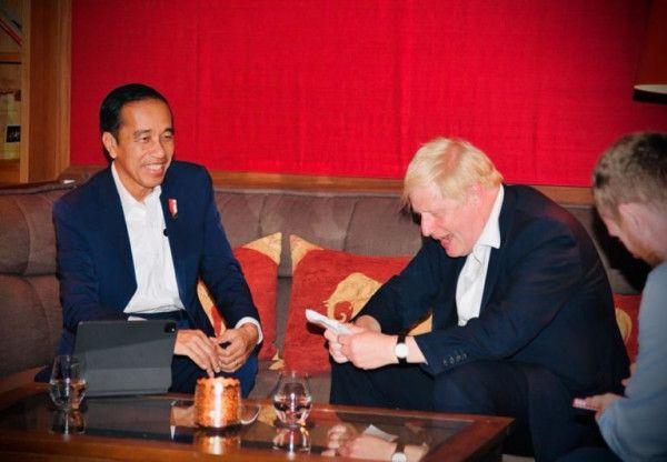 Presiden Jokowi bertemu dengan PM Inggris Boris Johnson di sela-sela pelaksanaan G7 di Elmau, Jerman, Senin (27/6).