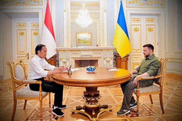 Pertemuan Presiden Jokowi dan Presiden Zelensky di meja bundar Istana Marinsky, Ukraina, Rabu (29/6).