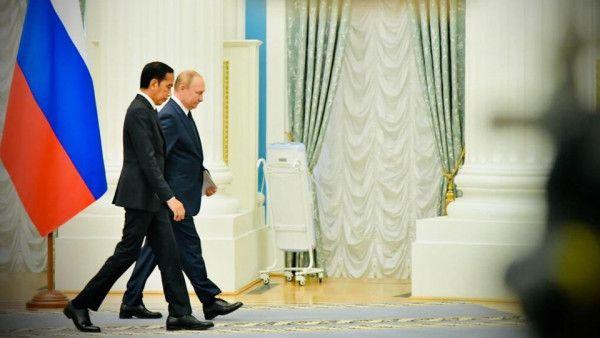 Presiden Joko Widodo bersama Presiden Rusia Vladimir Putin di Istana Kremlin, Moskow, Kamis (30/6).