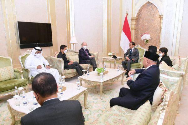 Presiden Jokowi berdialog dengan sejumlah investor dan pengusaha di Hotel Emirates Palace, Abu Dhabi, PEA, pada Jumat (1/7).