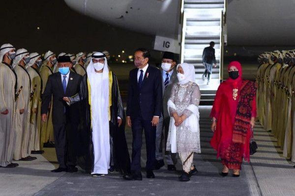 Presiden dan Ibu Iriana Jokowi tiba di Bandara Abu Dhabi, PEA, Jumat (1/7).
