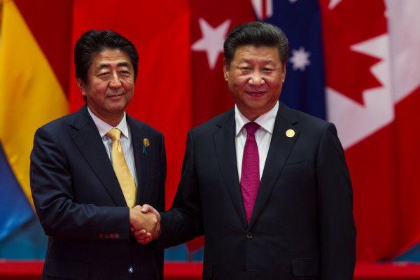 Shinzo Abe (kiri) dan Xi Jinping (kanan).