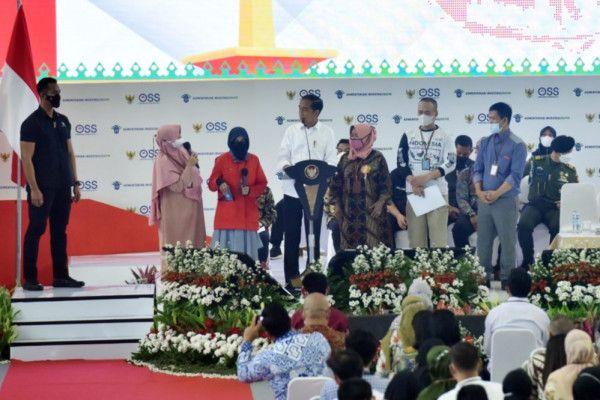 Presiden Jokowi saat berdialog dengan para pelaku UMK Perseorangan, dalam acara pemberian NIB bagi pelaku UMK perseorangan, Rabu (13/7).