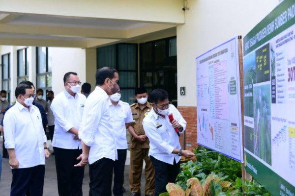Presiden Jokowi didampingi sejumlah menteri dan kepala daerah meninjau Balai Besar Penelitian Tanaman Padi (BBPadi) di Kabupaten Subang, Provinsi Jabar, Selasa (12/7).