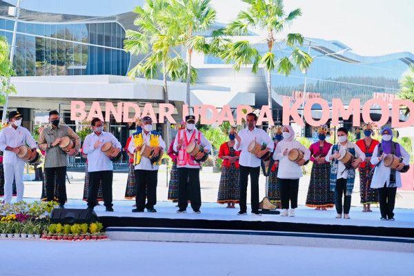 Presiden Jokowi meresmikan perluasan Bandara Komodo di Labuan Bajo, NTT, Kamis (21/7).
