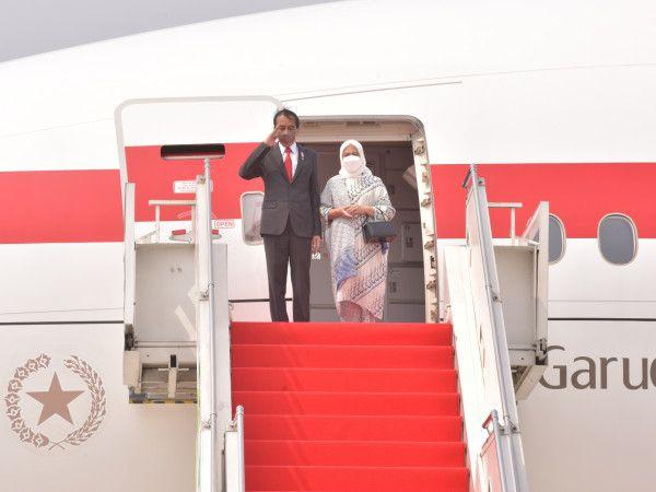 Presiden didampingi Ibu Iriana Jokowi bertolak menuju Beijing, RRT, Senin (25/7).
