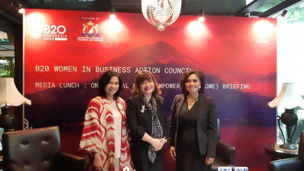 Nurdiana Darus, Co-Chair of B20 Women in Business Action Council; Shinta Kamdani, Chair of B20 Indonesia & CEO of Sintesa Group; Ira Noviarti, Chair of B20 Women in Business Action Council & President Director of Unilever Indonesia di Jakarta, Selasa (9/8