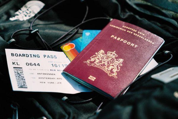 paspor adalah dokumen wajib yang harus dibawa saat berpergian.