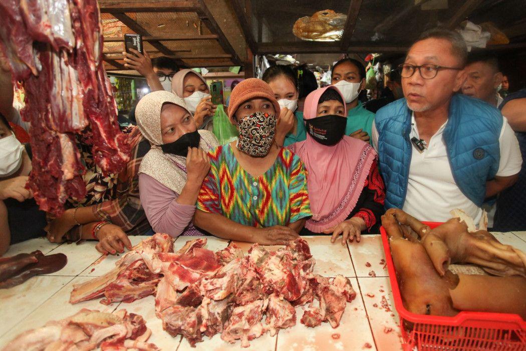 Tinjau Pasar di Surabaya, Mendag Zulhas: Harga Bahan Pokok Stabil