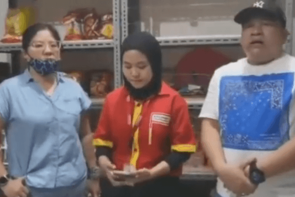 Video yang menunjukkan karyawan Alfamart meminta maaf kepada wanita yang ketahuan mengambil barang tanpa bayar.