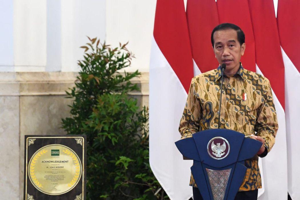 Plakat Penghargaan Swasembada IRRI untuk Jokowi Buatan Kementan