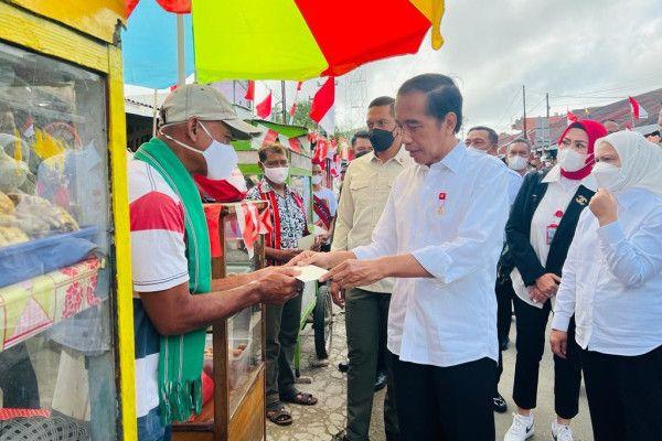 Presiden Jokowi menyerahkan BLT BBM kepada masyarakat Kepulauan Tanimbar,Maluku.