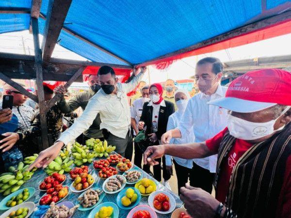 Presiden dan Ibu Iriana Jokowi mengunjungi Pasar Olilit, di Tanimbar Selatan, Kabupaten Kepulauan Tanimbar, Maluku, Jumat (2/9).