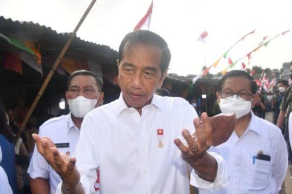 Presiden Jokowi saat menyampaikan keterangan pers di Kepulauan tanimbar, Maluku.