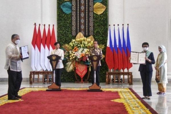 Presiden Jokowi dan Presiden Marcos Jr menyaksikan penandatangan MoU RI-Filipina Senin (5/9).