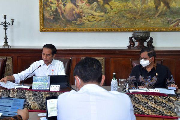 Presiden Jokowi memimpin Rapat Terbatas mengenai Evaluasi PSN.