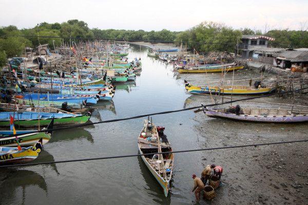 Puluhan perahu nelayan bersandar di sungai kawasan Cemandi, Sedati, Sidoarjo, Jawa Timur, Selasa (6/9).