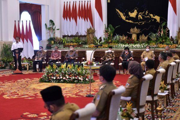 Presiden Jokowi saat memberikan pengarahan pada para kepala daerah, di Istana Negara.