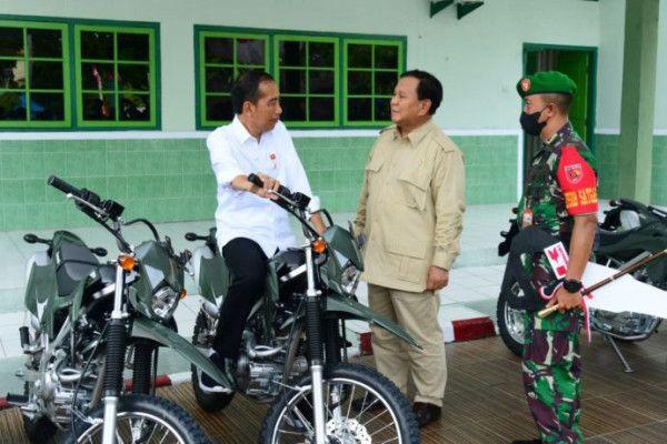 Presiden Jokowi dan Menhan Prabowo saat menyerahkan 40 unit sepeda motor ke Kodim 1503/Tual, Kabupaten Maluku Tenggara.