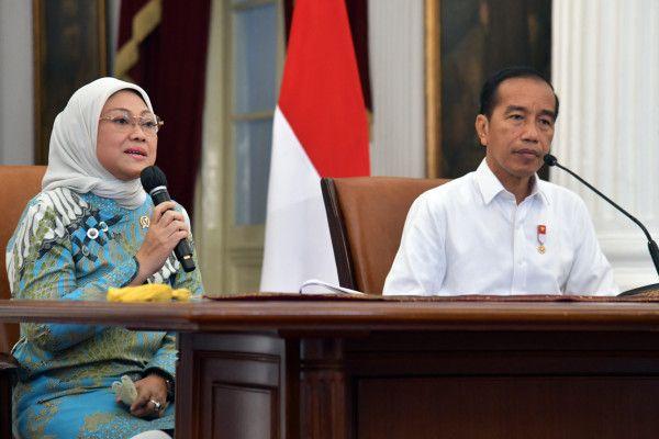 Menaker Ida Fauziyah dalam konferensi pers bersama Presiden Jokowi.