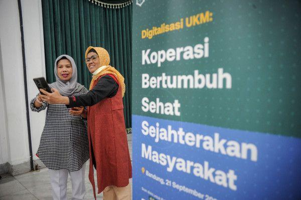 Pelaku UKM menggunakan aplikasi Gudang Ada di sela penandatanganan kerja sama bersama Pemerintah Provinsi Jawa Barat di Gedung Sate, Bandung, Jawa Barat, Rabu (21/9/2022). ANTARA FOTO/Raisan Al Farisi.