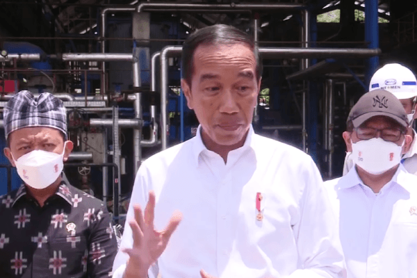 Jokowi saat meninjau Pabrik Aspal PT Wika Bitumen, di Kabupaten Buton, Sulawesi Tenggara. Selasa (27/9).