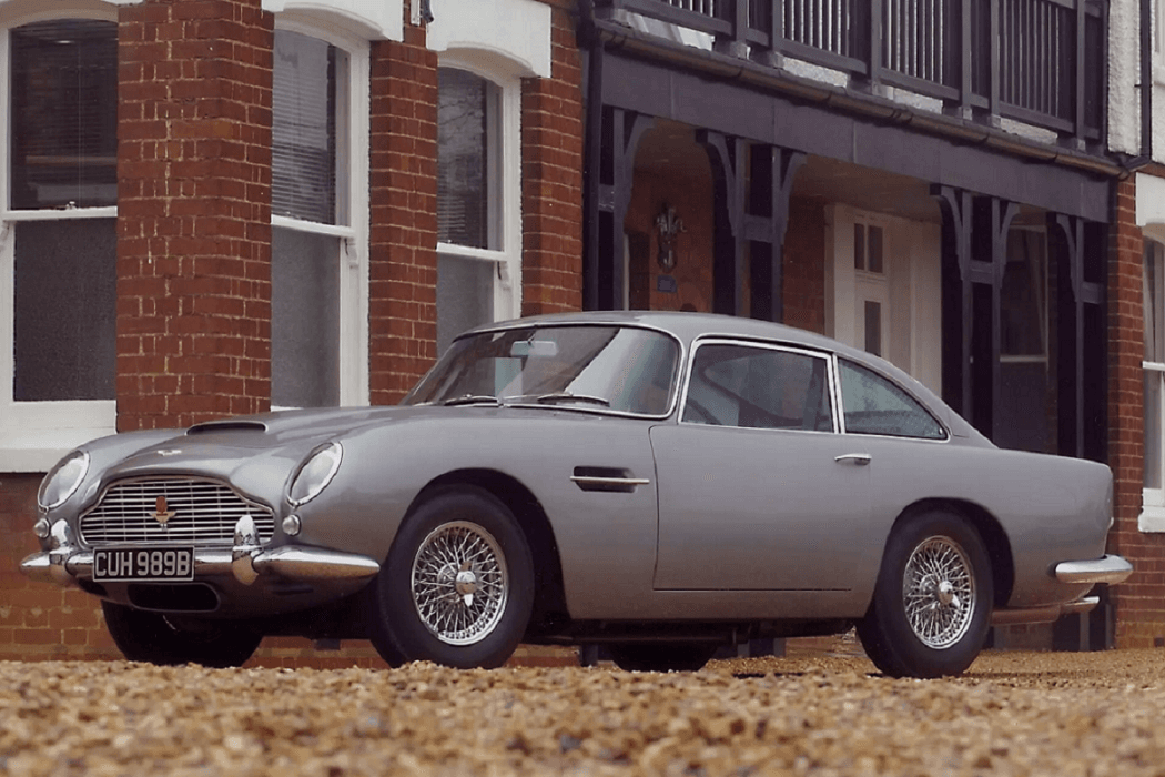 Aston Martin DB5 Hingga Kostum Daniel Craig di "James Bond" Dilelang