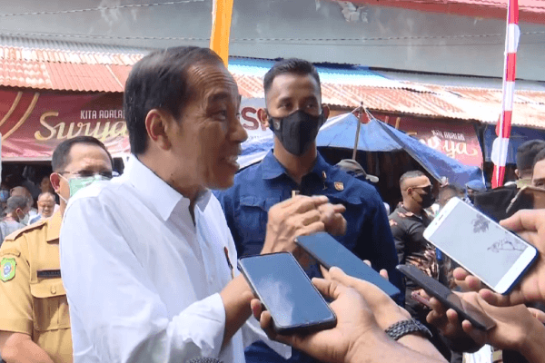 Presiden Jokowi dalam kunjungannya ke pasar Jailolo, Maluku Utara.