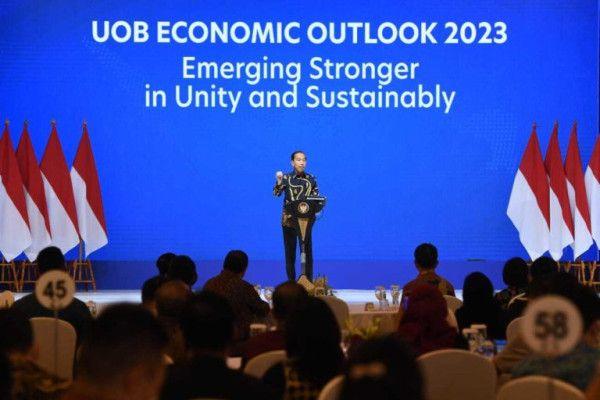 Presiden Jokowi saat menyampaikan sambutan pada acara United Overseas Bank (UOB) Economic Outlook 2023.