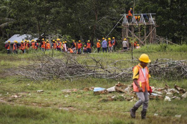 Peserta mengikuti pelatihan pekerja konstruksi Ibu Kota Negara (IKN) Nusantara di SMKN 1 Kecamatan Sepaku, Kabupaten Penajam Paser Utara, Kalimantan Timur, Kamis (6/10).