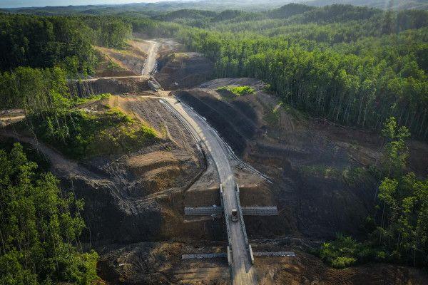 Foto udara proses pembangunan jalan lingkar Sepaku segmen 2 di lokasi Ibu Kota Negara (IKN) Nusantara Kabupaten Penajam Paser Utara, Kalimantan Timur, Selasa (4/10).