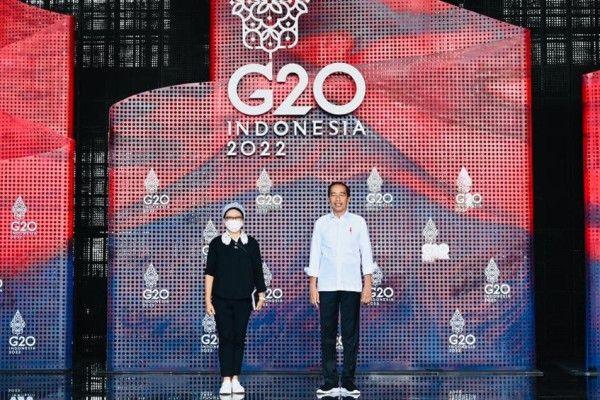 Presiden Jokowi didampingi Menlu Retno Marsudi saat meninjau secara sejumlah tempat yang akan dijadikan lokasi penyelenggaraan KTT G20, pada Selasa (08/11).