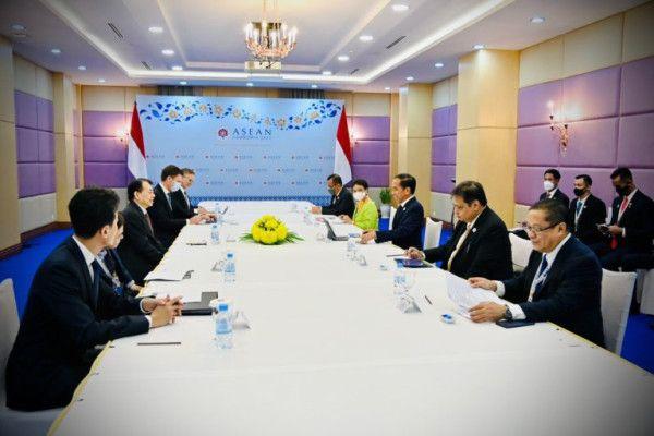 Presiden Jokowi melakukan pertemuan bilateral dengan Presiden ADB Masatsugu Asakawa, di Hotel Sokha, Phnom Penh, Kamis (10/11).